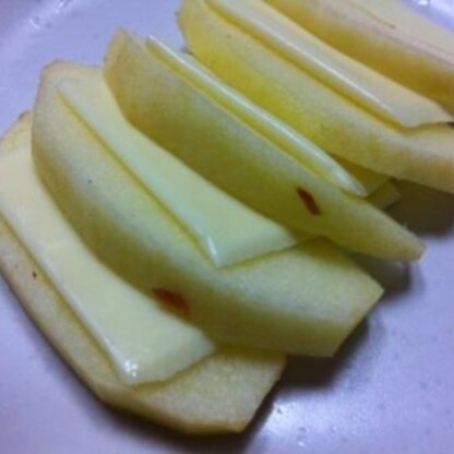 チーズリンゴ、最高～！
我が家ではよくサンドイッチの具にしています（＾＾）
りんごの甘みとチーズの塩気のバランスが絶妙です♪